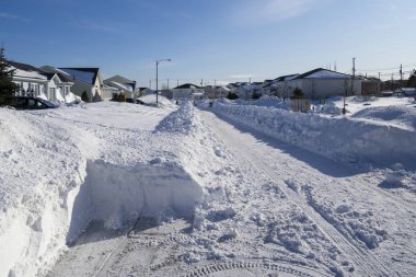  Büyük bir kar fırtınasından sonra sokakta tek bir kesik. Genişleme daha sonraki bir tarihte meydana gelecek.
