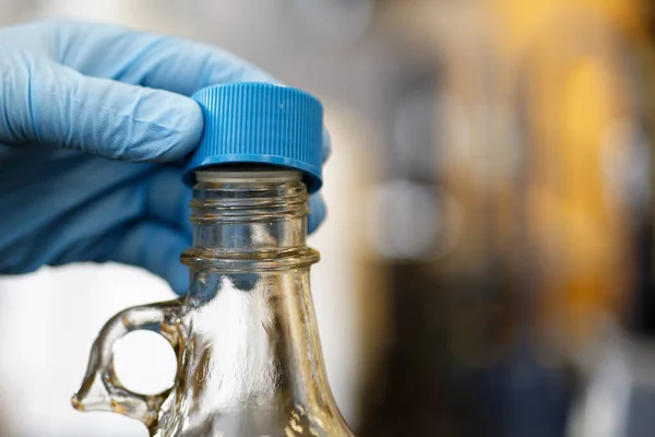 Extracción Tapa Protectora Una Botella Almacenamiento Químico —  Fotos de Stock