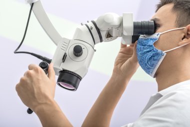 Doktor diş bir mikroskop kullanarak