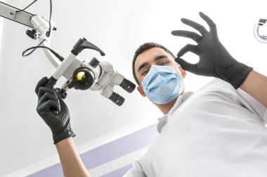 Doktor Ok sembolü gösterir