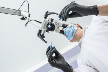 Diş bir mikroskop kullanarak