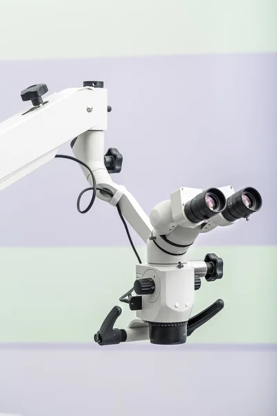Оптический зубной микроскоп — стоковое фото