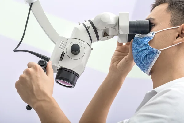 Médico usando un microscopio dental — Foto de Stock