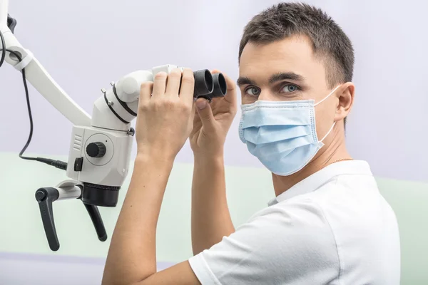 Стоматолог і зубний мікроскоп — стокове фото