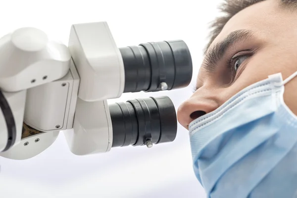 Doktor zubní mikroskopem — Stock fotografie