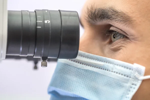 의사 치과 현미경을 사용 하 여 — 스톡 사진