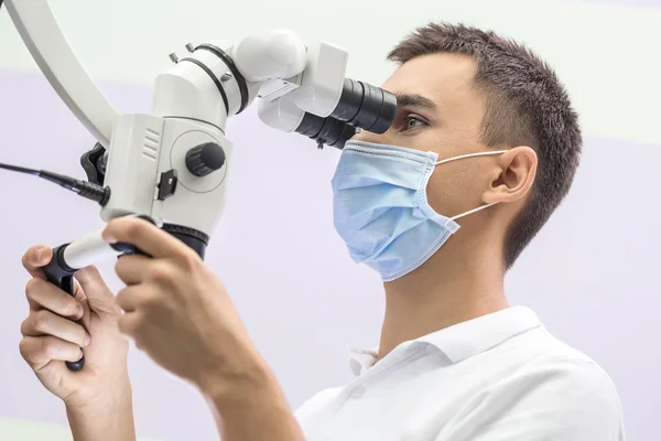 Lekarz przy użyciu mikroskopu stomatologiczne — Zdjęcie stockowe