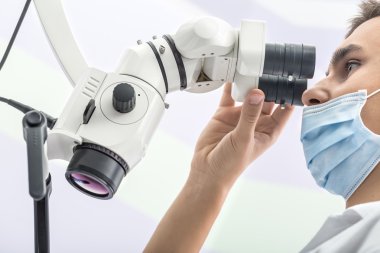 Doktor diş bir mikroskop kullanarak