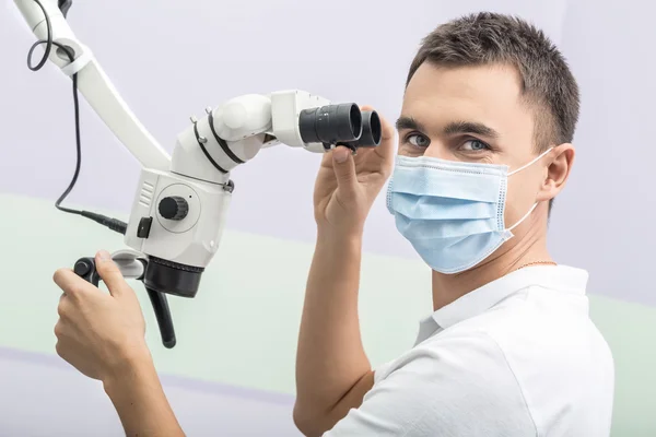 Стоматолог і зубний мікроскоп — стокове фото