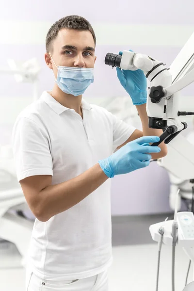 Dentysta trzyma Mikroskop dentystyczny — Zdjęcie stockowe
