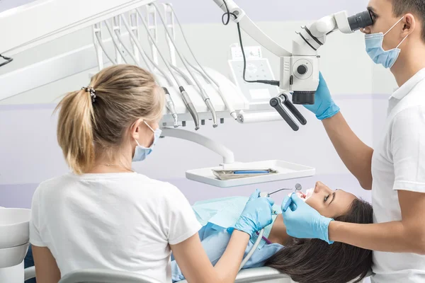 Mujer en consultorio de dentistas — Foto de Stock