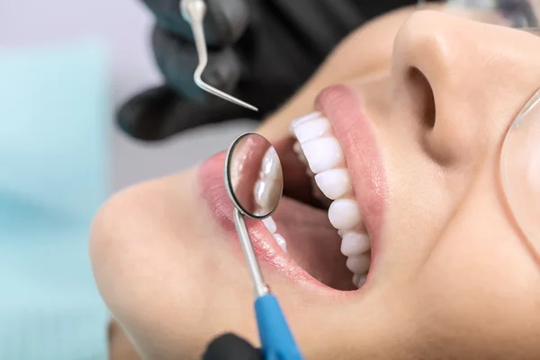 Meninas verificação de dentes — Fotografia de Stock