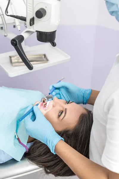 Kadın diş hekimleri ofisi — Stok fotoğraf