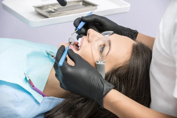 Treatment at dentists office — Stock Photo, Image