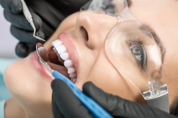 Diagnóstico no consultório de dentistas — Fotografia de Stock