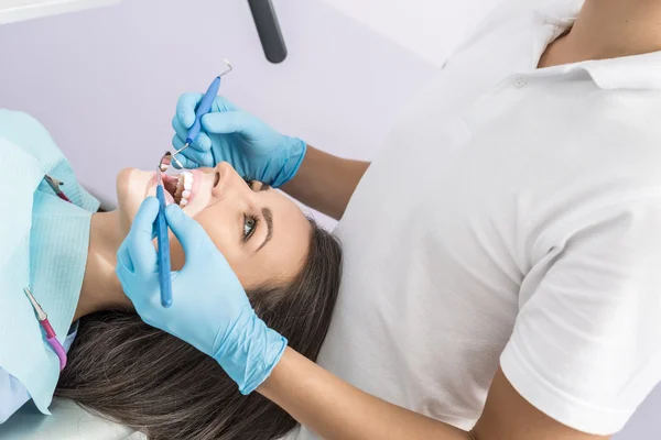 Meisje op tandartspraktijk — Stockfoto