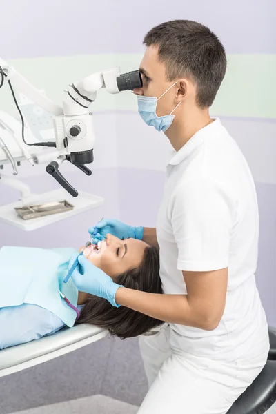 Female patient at dentists office — Stock Photo, Image