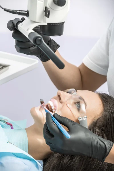 Diagnóstico en consultorio de dentistas —  Fotos de Stock