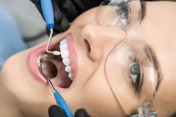 Ragazze denti di controllo — Foto Stock