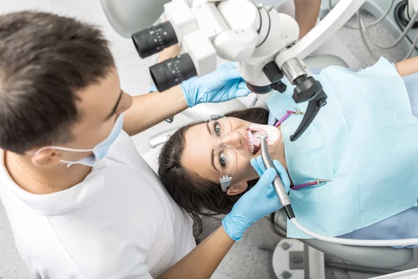 Paciente en el consultorio de dentistas — Foto de Stock