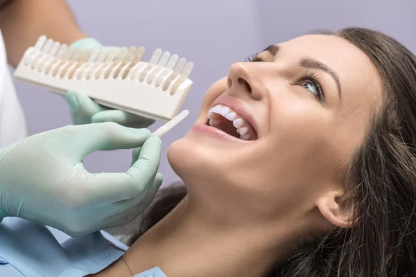 Diş rengi karşılaştırması — Stok fotoğraf