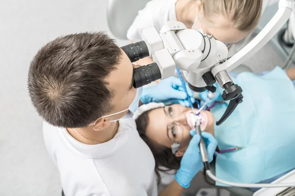 Diş hekimleri ofisinde teşhis — Stok fotoğraf