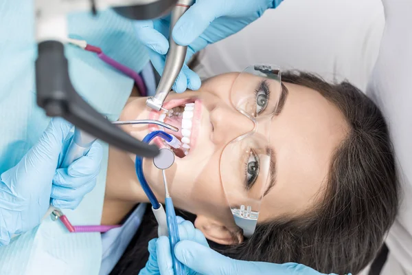 Girl at dentists office — Stock Photo, Image