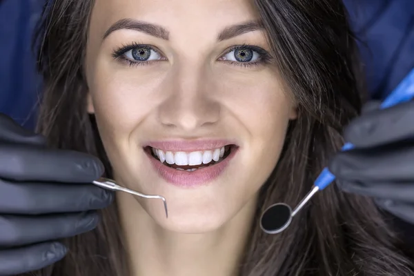 Ragazze denti di controllo — Foto Stock