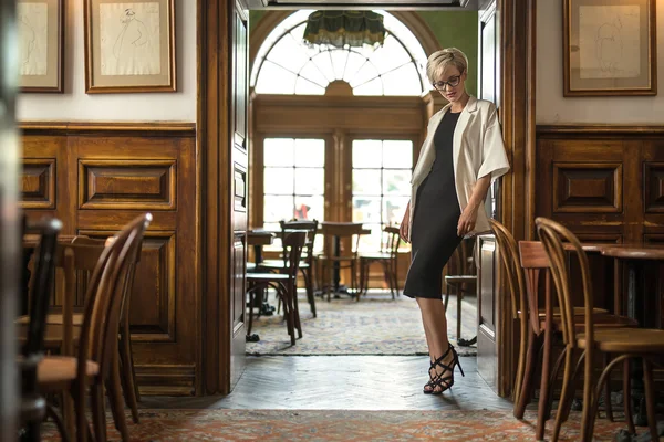 Portret van het meisje in cafés interieur — Stockfoto