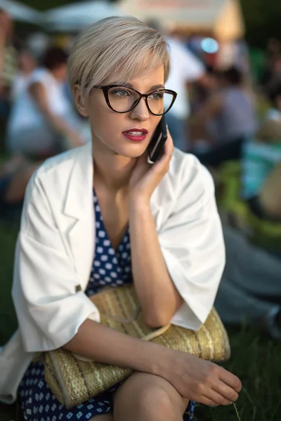 Blonde gesprekken op cel buitenshuis — Stockfoto