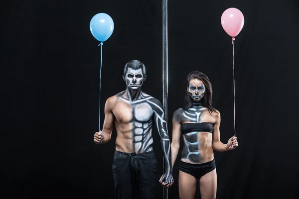 Couple of dancers with body-art and balloons — Stockfoto