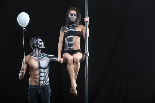 Casal de dançarinos com body-art e balão — Fotografia de Stock