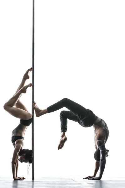 Posing of pole dance couple in studio — Φωτογραφία Αρχείου