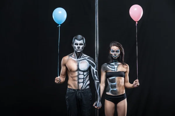 Couple of dancers with body-art and balloons — Stock Photo, Image