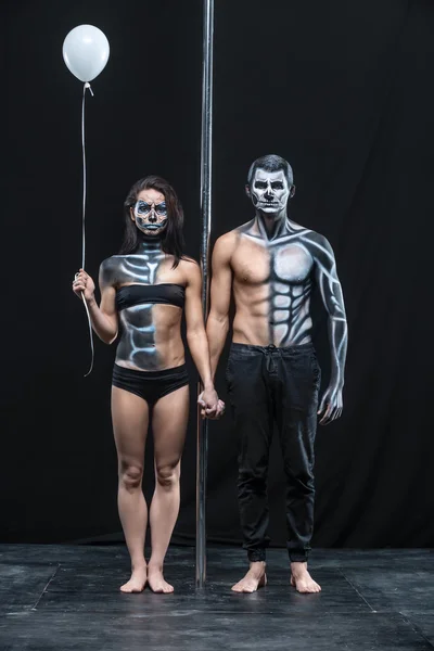 Couple of dancers with body-art and balloon — Stock Photo, Image