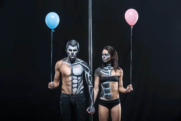 Пара танцюристів з боді-артом і повітряними кулями — стокове фото