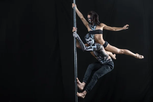 Posing of pole dance couple in dark studio — Φωτογραφία Αρχείου