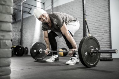 CrossFit egzersiz halter ile mans