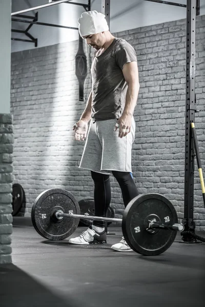 Mans crossfit training met barbell — Stockfoto