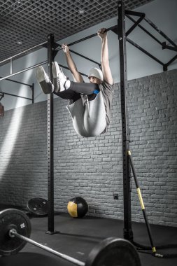 Güçlü adam pull-up egzersiz