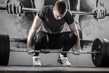 Spor salonunda halterle idman.