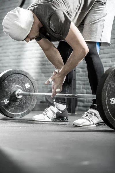 CrossFit egzersiz halter ile mans — Stok fotoğraf