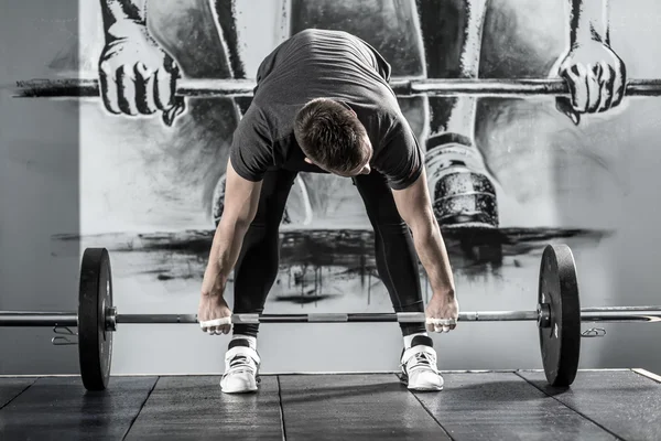 Treino com barra no ginásio — Fotografia de Stock