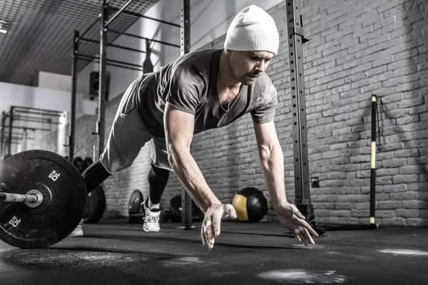 Pushup workout in gym — Stock Photo, Image