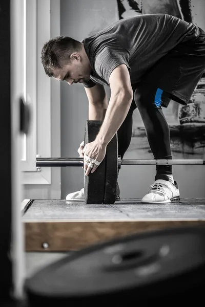 Beredning av skivstång i gymmet — Stockfoto