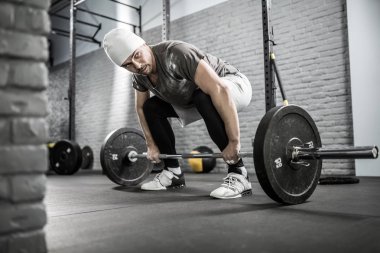 CrossFit egzersiz halter ile mans