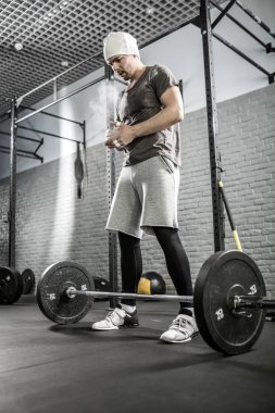 CrossFit egzersiz halter ile mans