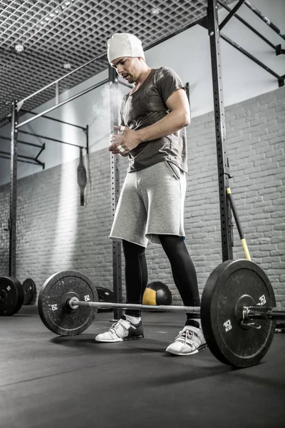 Mans crossfit träning med skivstång — Stockfoto