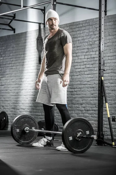 CrossFit egzersiz halter ile mans — Stok fotoğraf