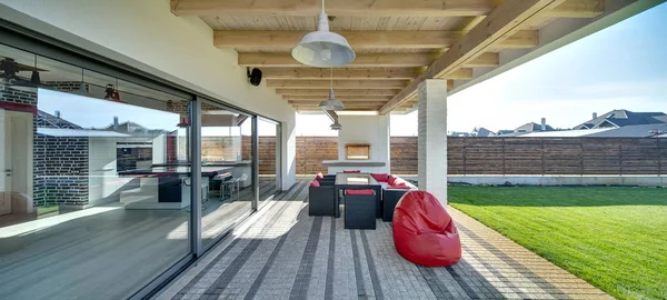 Terrazza della moderna casa di campagna — Foto Stock